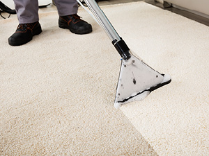 Cleaning a synthetic carpet